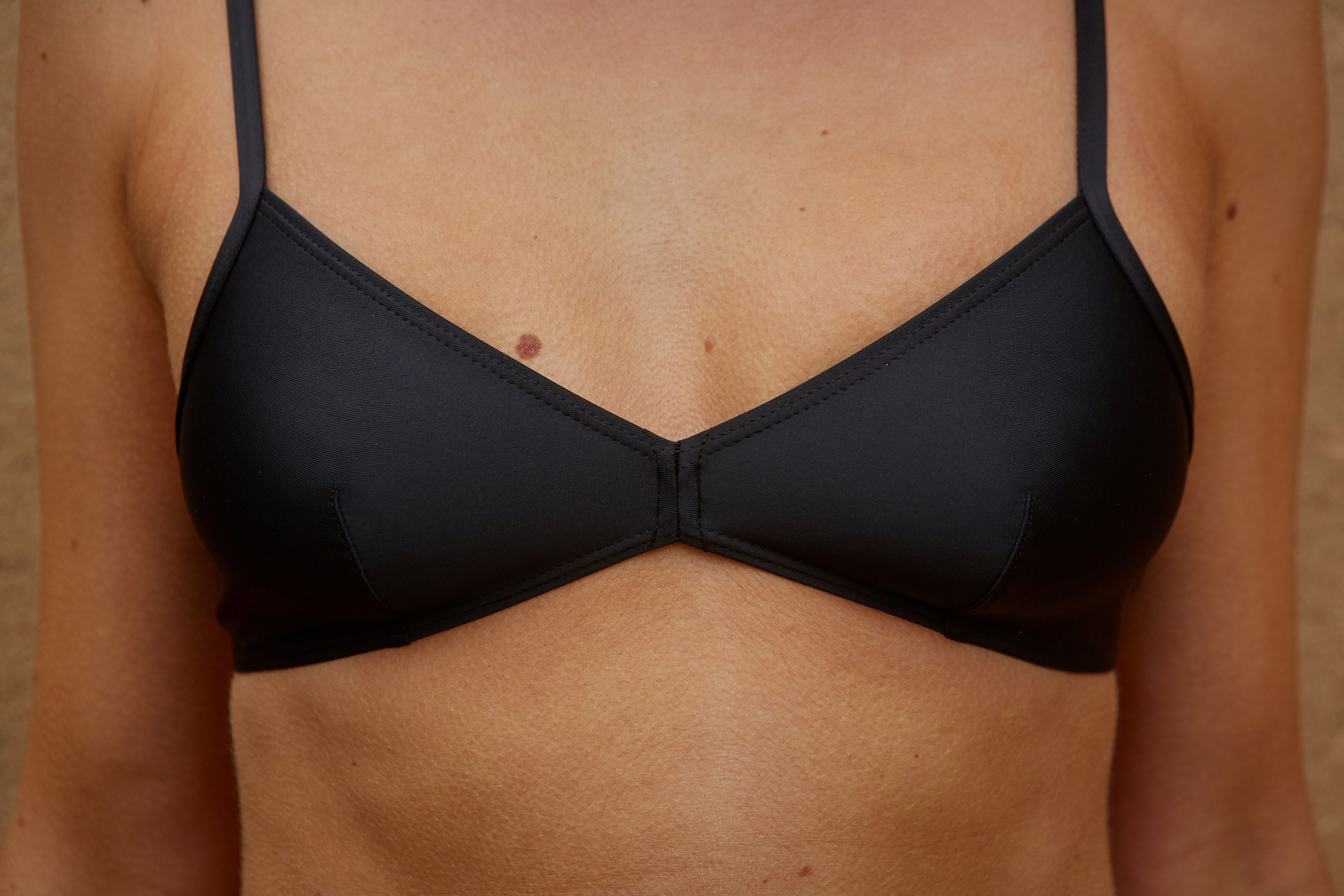 Initial S Maillot de bain femme 2 pièces haut de bikini triangle bande noir éco responsable allure sportive sensuel fabrication française écologique nager bronzer plonger nylon recyclé swimwear swimsuit women black coal top bra sustainable made in france econyl recycled nylon sporty sensual sexy beachwear made from plastic waste natural beauty
