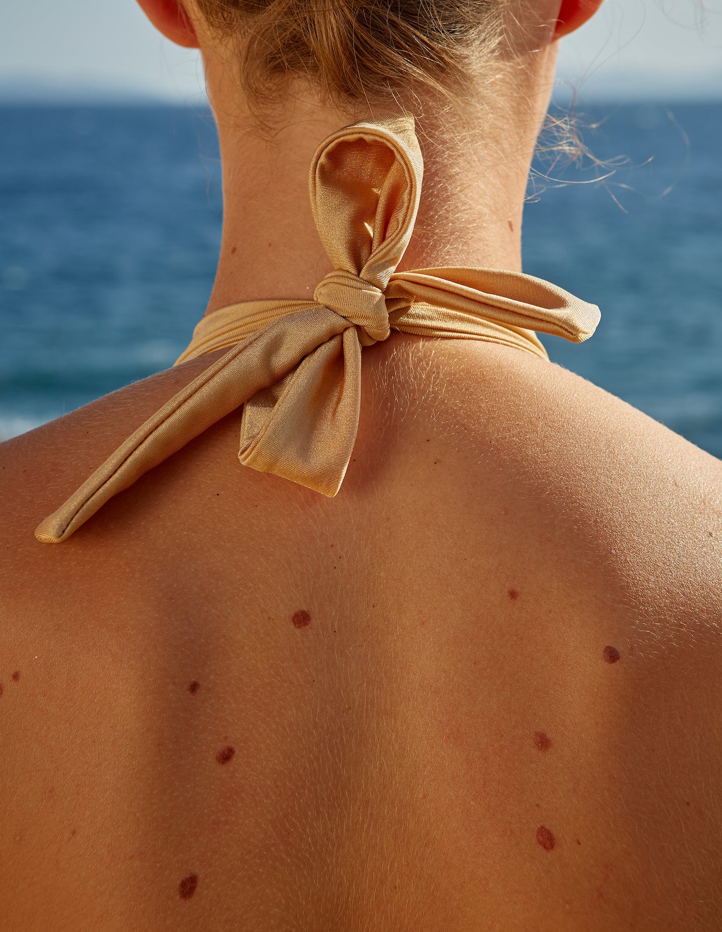 Initial S Maillot de bain femme 1 pièce col montant noeud doré et rouille irisé brillant dos nu fabrication française surf nager plonger swimwear swimsuit made in france high neck collar shimmery fabric shiny gold sexy beachwear natural beauty