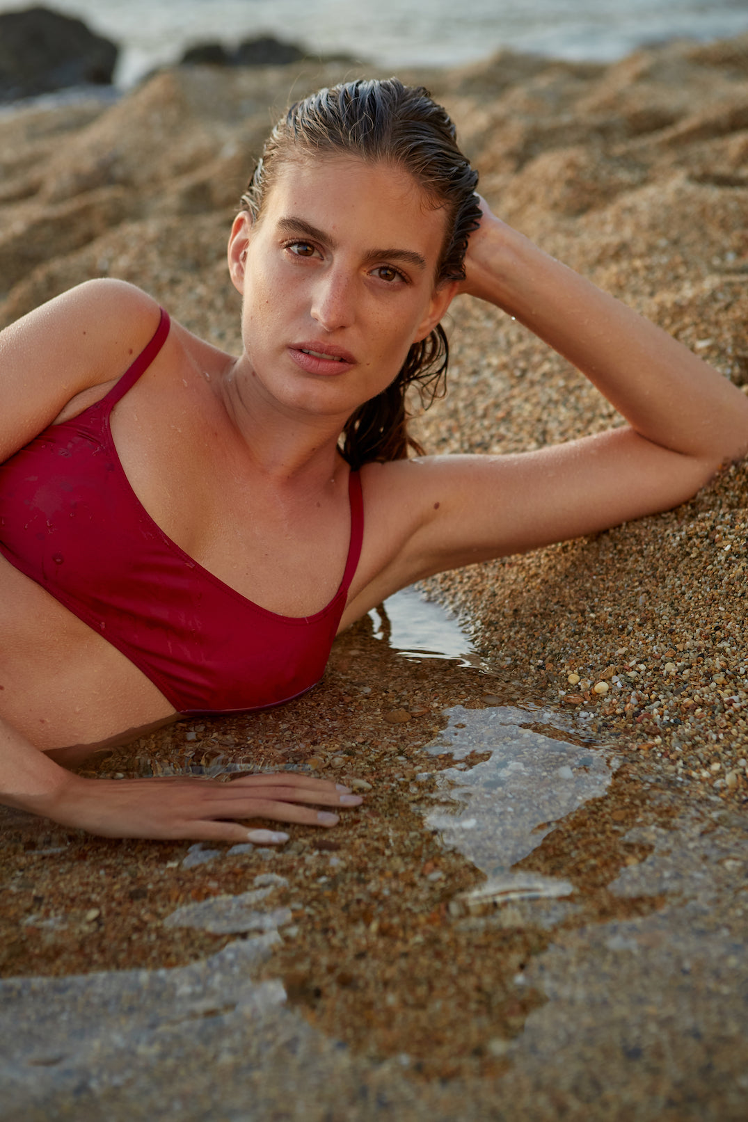 Initial S Maillot de bain femme 2 pièces haut de bikini bandeau brassière noeuds rouge éco responsable allure sportive sensuel fabrication française écologique nager bronzer plonger nylon recyclé swimwear swimsuit women red berry top bra sustainable made in france econyl recycled nylon sporty sensual sexy beachwear made from plastic waste natural beauty