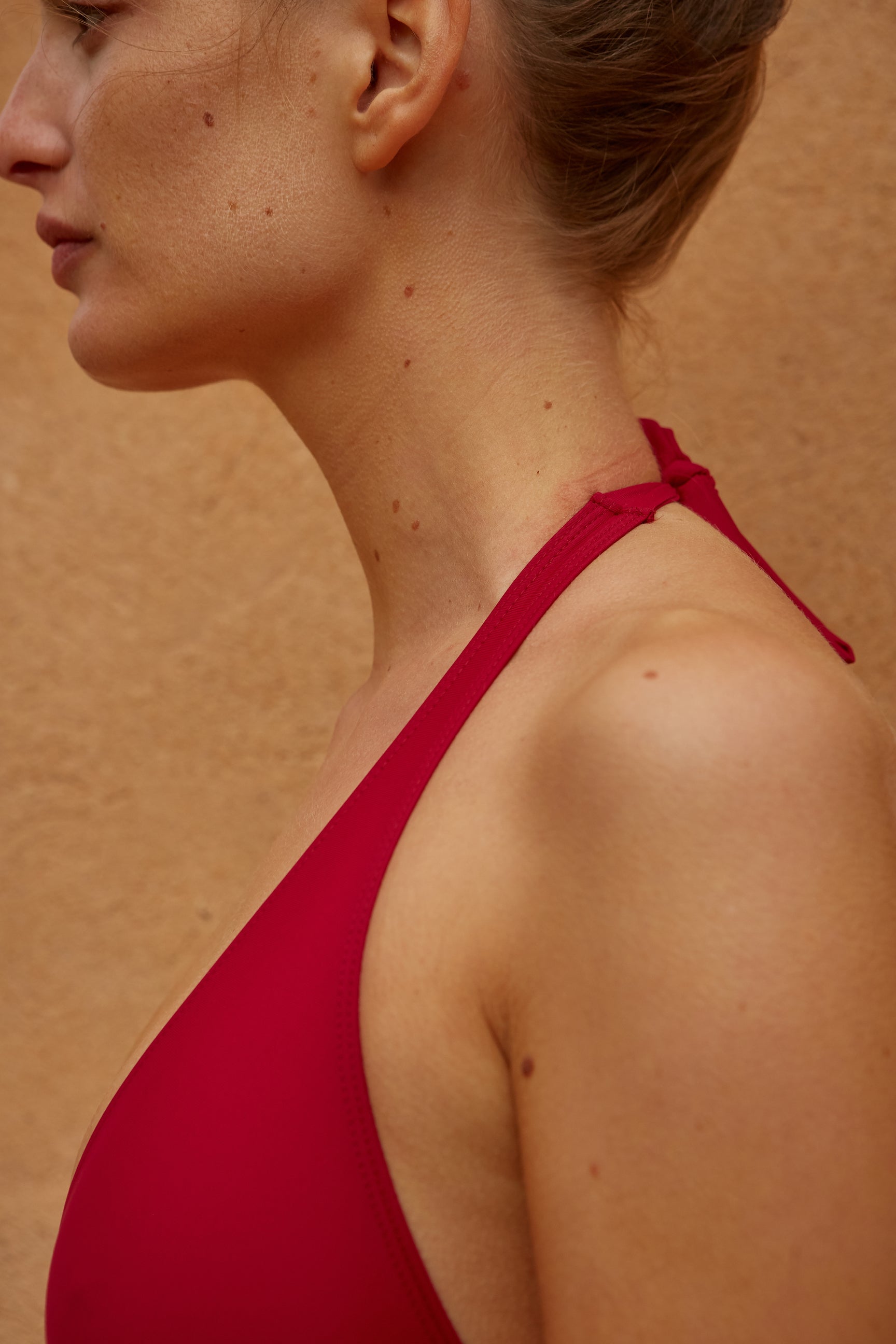 Initial S Maillot de bain femme 1 piècerouge décolleté triangle doré éco responsable fabrication française écologique nager bronzer plonger nylon recyclé swimwear swimsuit women revealing neckline red berry gold triangle sustainable made in france econyl recycled nylon sexy revealing neckline beachwear made from plastic waste natural beauty